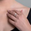 Solitärring mit in der Fassung einsetzten Diamanten